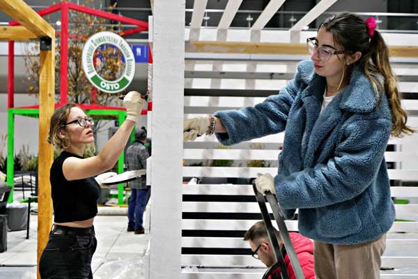 Uczestnicy konkursu budują swoją aranżację.
